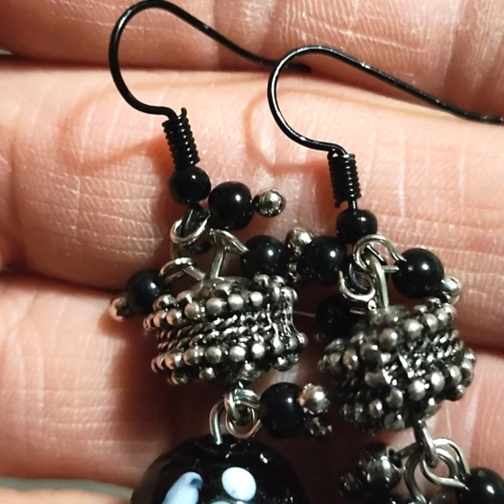 VINTAGE BLUE & WHITE HANDPAINTED GLASS BEADS SILVER-TONE HOOK DANGLE 2
